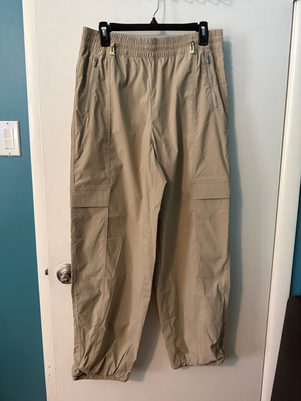 NWOT Women's Athleta Lightweight Cargo Pants - Khaki. Never worn.